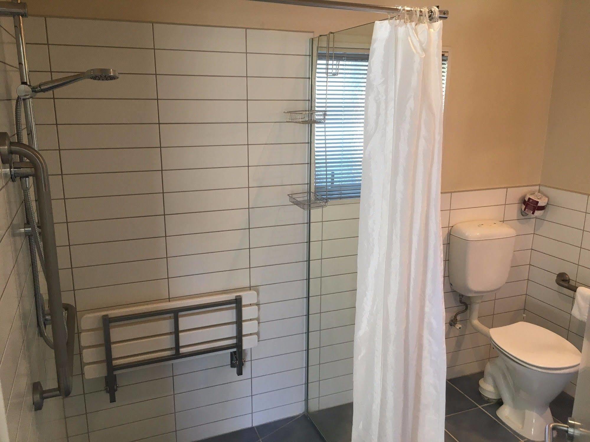 ビーチズ ネルソンモーテル エクステリア 写真 A shower curtain