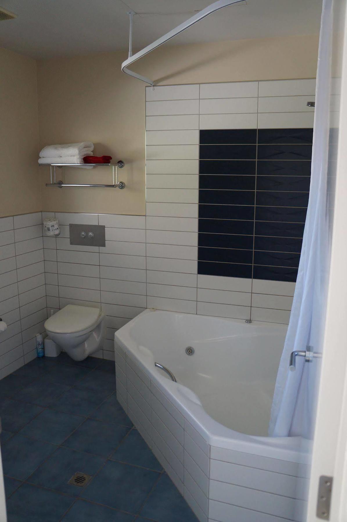 ビーチズ ネルソンモーテル エクステリア 写真 Bathroom in a hotel